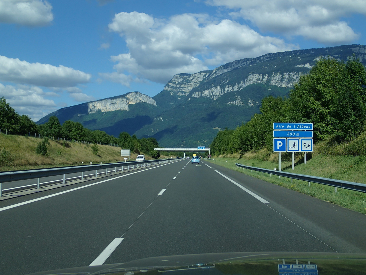 …in der Schweiz! Unverkennbar an den umliegenden „Hügeln“ zu erkennen.