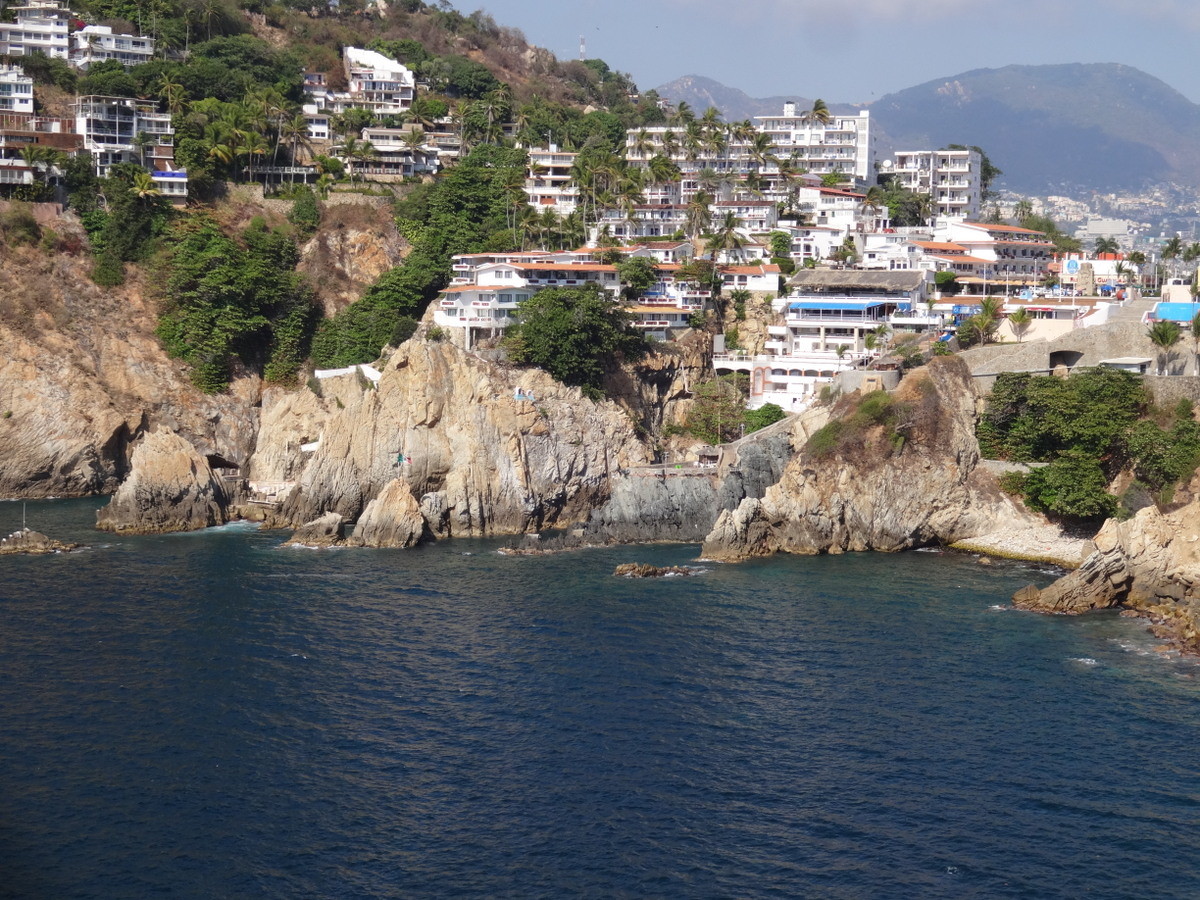 Zwischen den Felsen springen die „Klippenspringer von Acapulco“, allerdings nur bei Dunkelheit?!