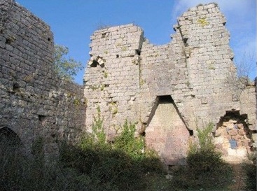 Intérieur du chateau au nord, le logis avec les deux cheminées superposées (photo inventaire CG46 n°2635)