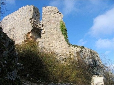 Vue extérieure nord-est du château avec l'entée principale (photo inventaire CG n°2612)