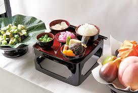 お盆はみんなで集まってご飯を食べる。今は忙しくてその習慣が薄れつつありますね？