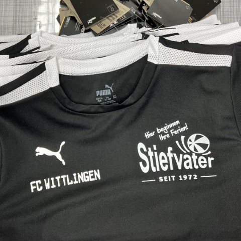 Hochwertiger Trikotsatz mit Vereinswappen und Rückennummern.