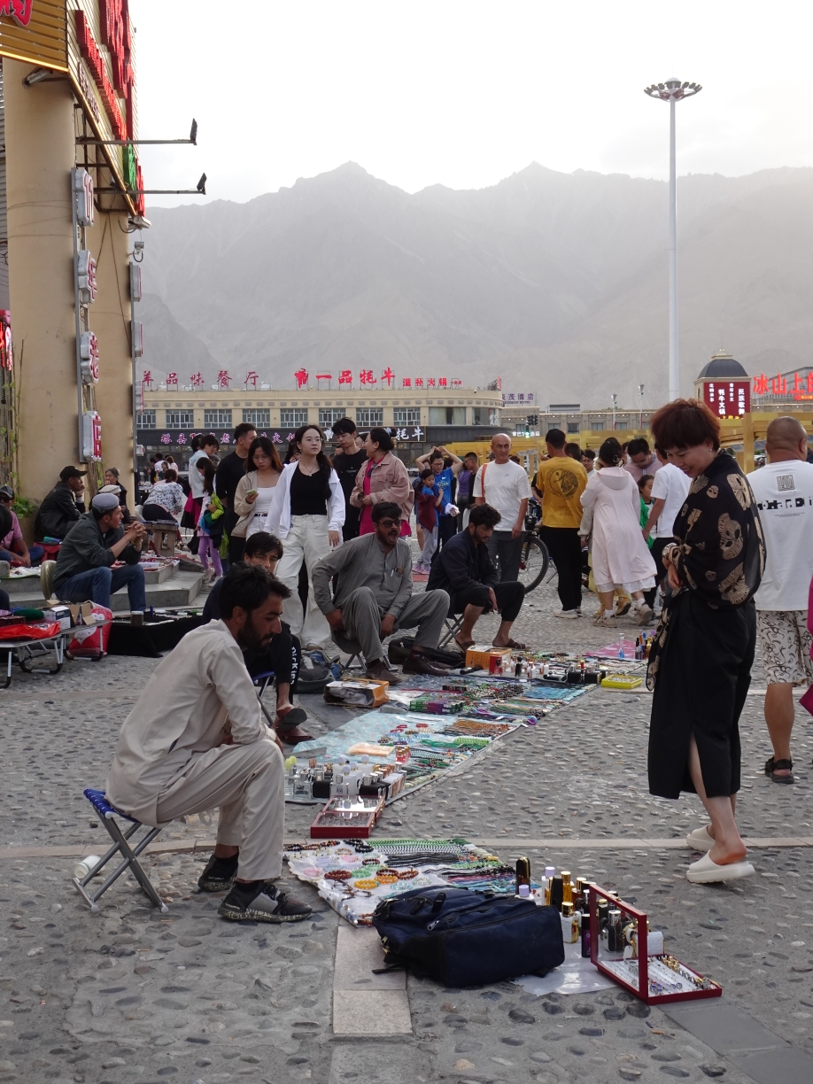 Pakistanis verkaufen ihre Ware in Tashkorgan 