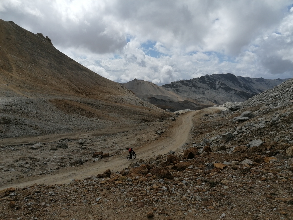 Auf der italienischen Seite ist eine Strasse hoch zum Col de Sommelier 