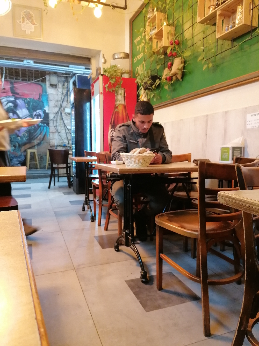 Die Knarre ist auch im Restaurant dabei