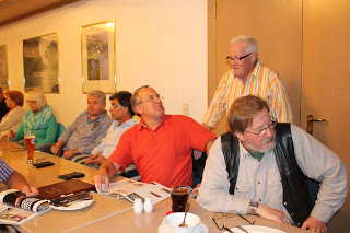 Gruppe von Stammtischfreunden am Tisch