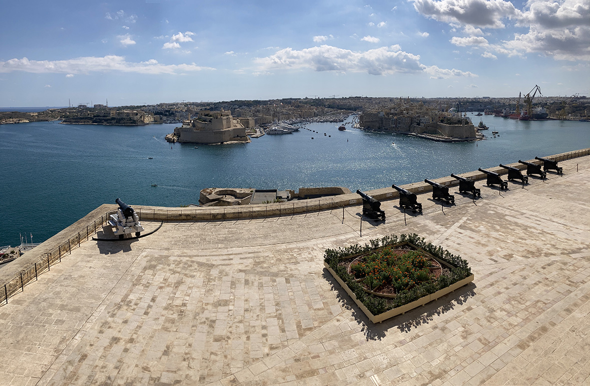 Malta war bis ins späte 18. Jahrhundert eine schier uneinnehmbare Insel. Große Befestigungsanlagen, Wachtürme und Kanonen wie hier in Valletta zeugen noch heute von der Wehrhaftigkeit des kleinen maltesischen Volkes. Foto: Benjamin Kemmer