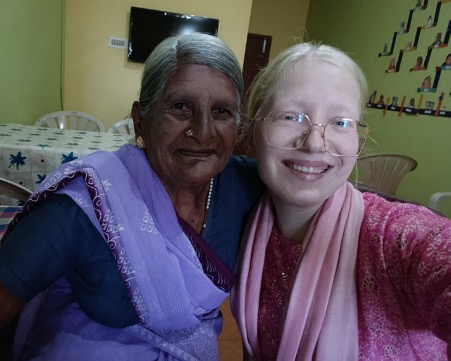 Die 19-jährige Amelie – hier mit einer der Heimbewohnerinnen – ist seit September vergangenen Jahres dank des „Weltwärts“-Programms der Erzdiözese in Indien tätig. Foto: privat