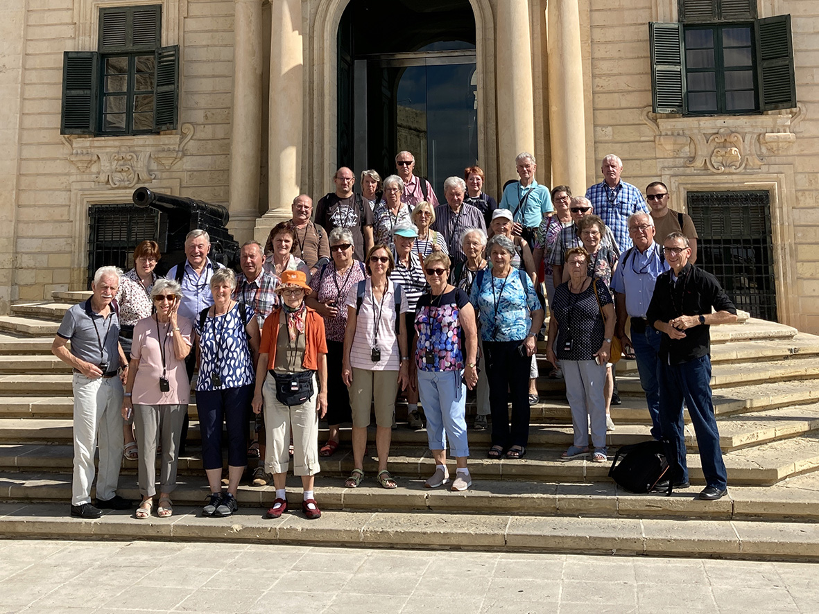 Die Reisegruppe vor dem maltesischen Präsidentenpalast in Valletta. Foto: Benjamin Kemmer