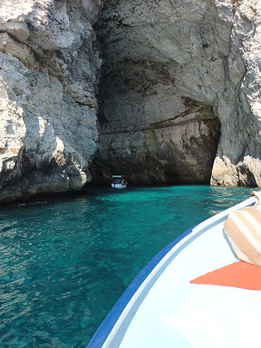 Das prächtige Farbenspiel der Blauen Grotte begeisterte die Teilnehmer der Leserreise während einer Bootstour. Foto: Nikolaus Pöhlmann