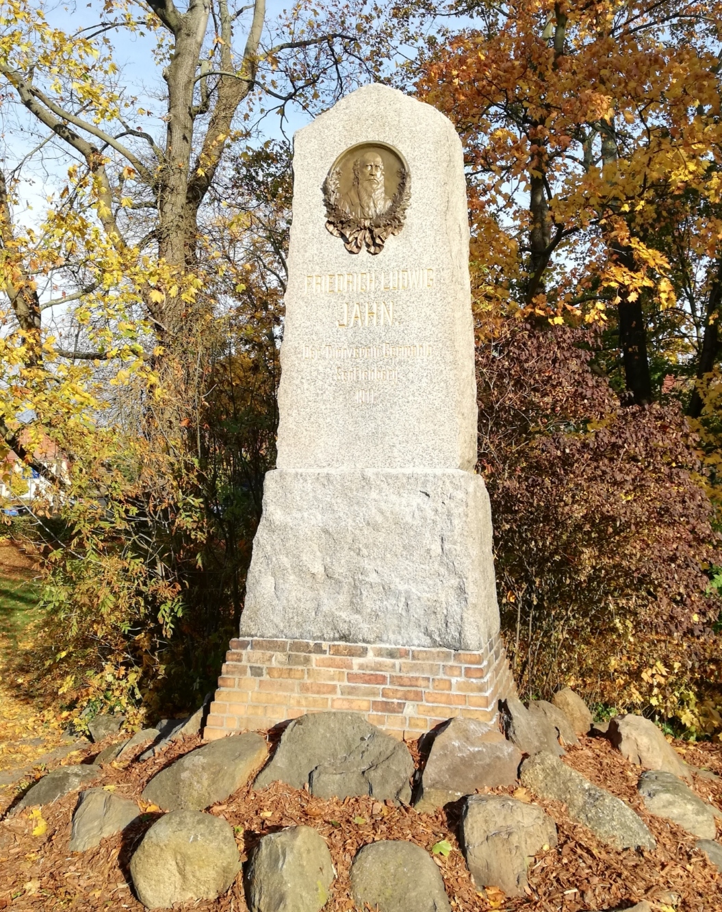 Senftenberger Jahn-Denkmal erstrahlt im alten, ursprünglichen Glanz