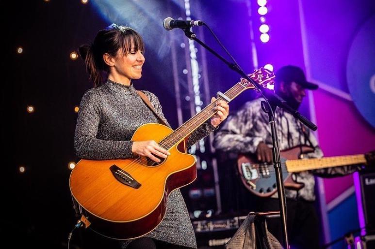 Welsh “Noson Lawen” jam session with Meinir Gwilym