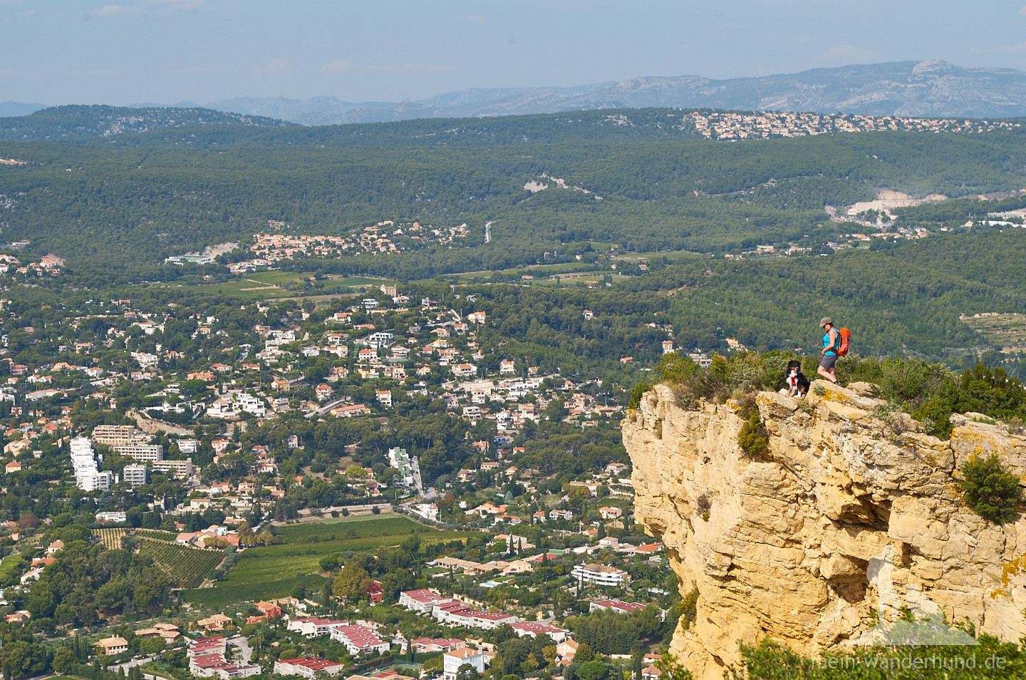 Mit Vierbeiner auf der steilsten Klippe Frankreichs.