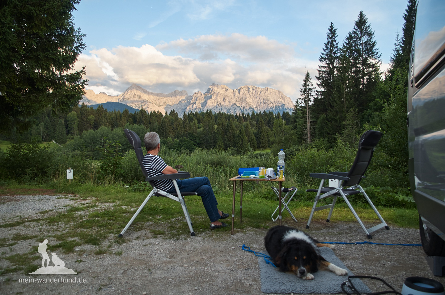 Campingplatz mit Karwendelblick am Abend.