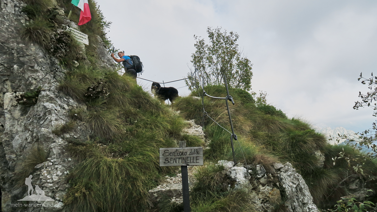 ... führt ein Steig zum Gipfelmonument.