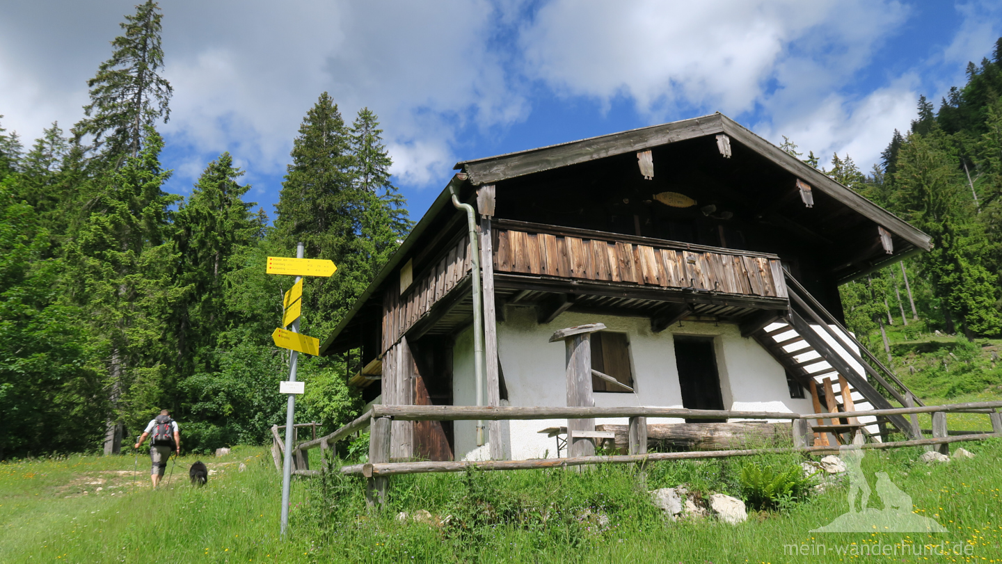 Vor der Brandner Alm geht es an einer weiteren Almhütte links ...