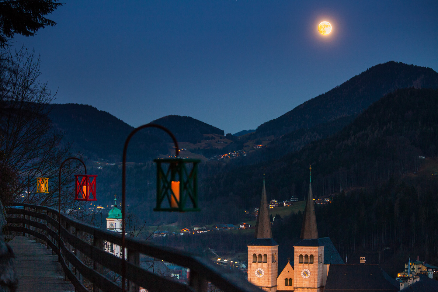 Emmaus-Rundweg Berchtesgaden bei Nacht. Foto: fotomagie.eu