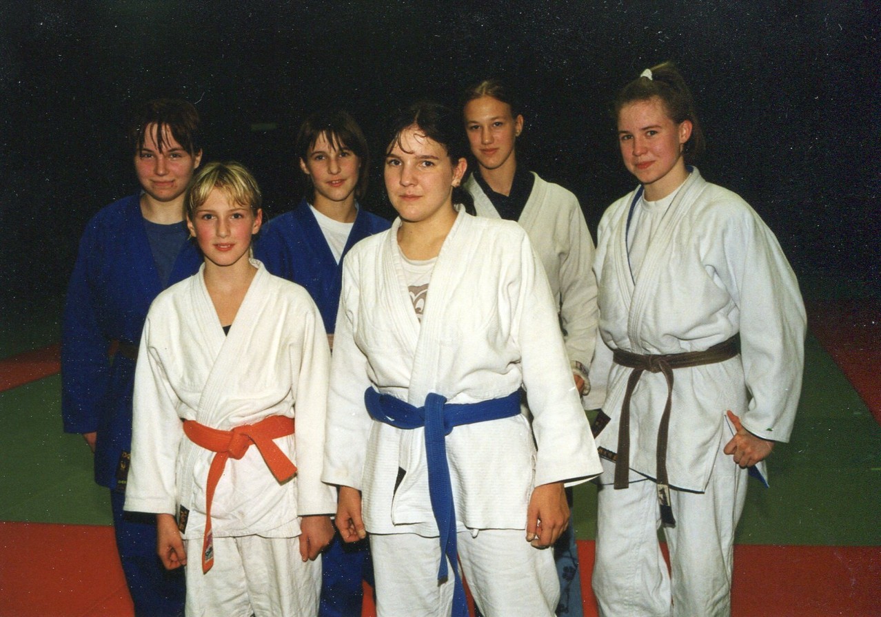 2000 Frauenmannschaft  Sonja Kaller, Daniela Weitzer, Doris Washüttl, Stefanie Stummer (v.l.n.r hinten)  Christina Kreimer, Angela Weitzer (v.l.n.r. vorne)