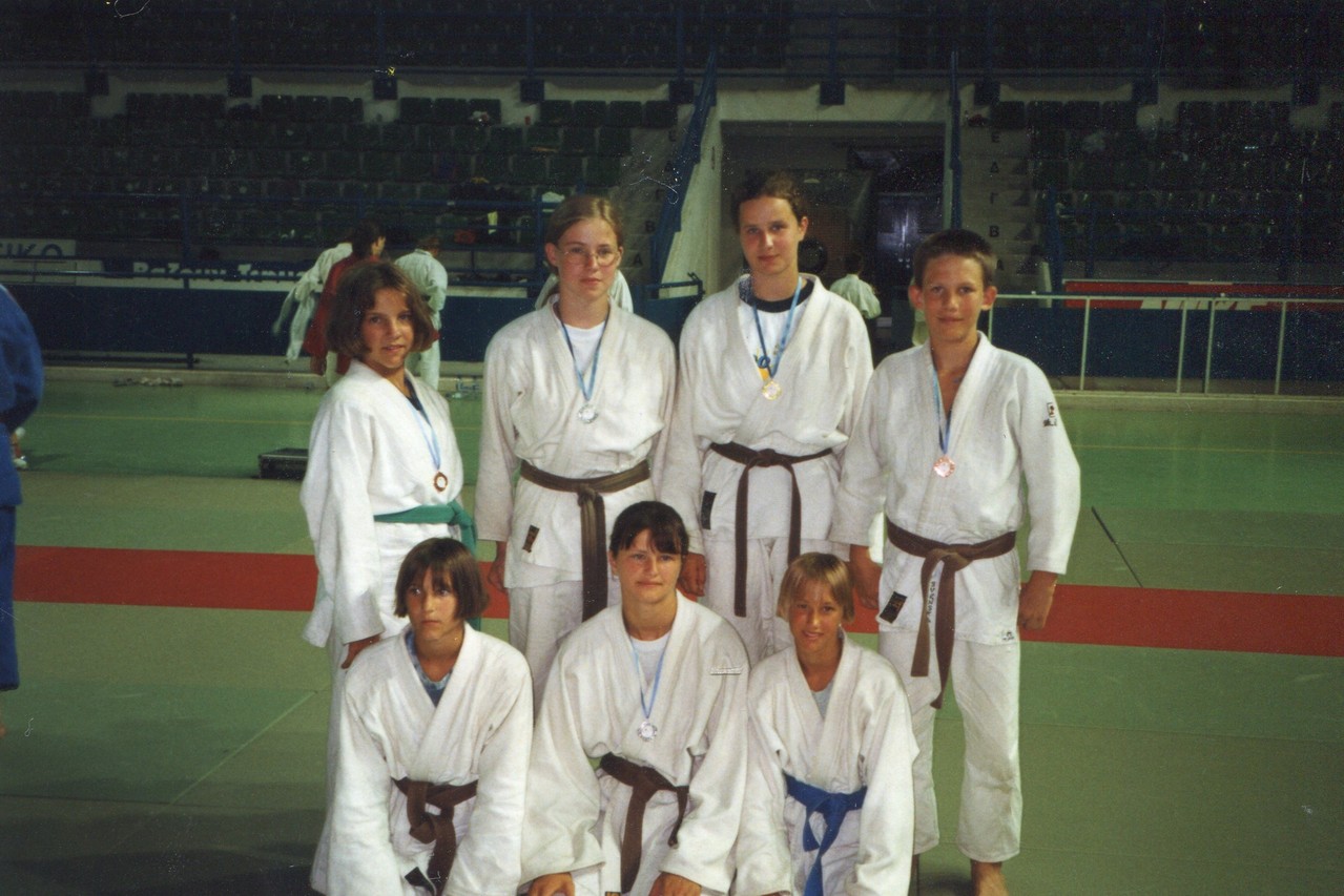 1998  Angela Weitzer, Stefanie Stummer, Katharina Stummer, Lukas Baumgartner, (v.l.n.r. hinten)  Daniela Weitzer, Monika Moormann, Doris Washüttl (v.l.n.r. vorne)