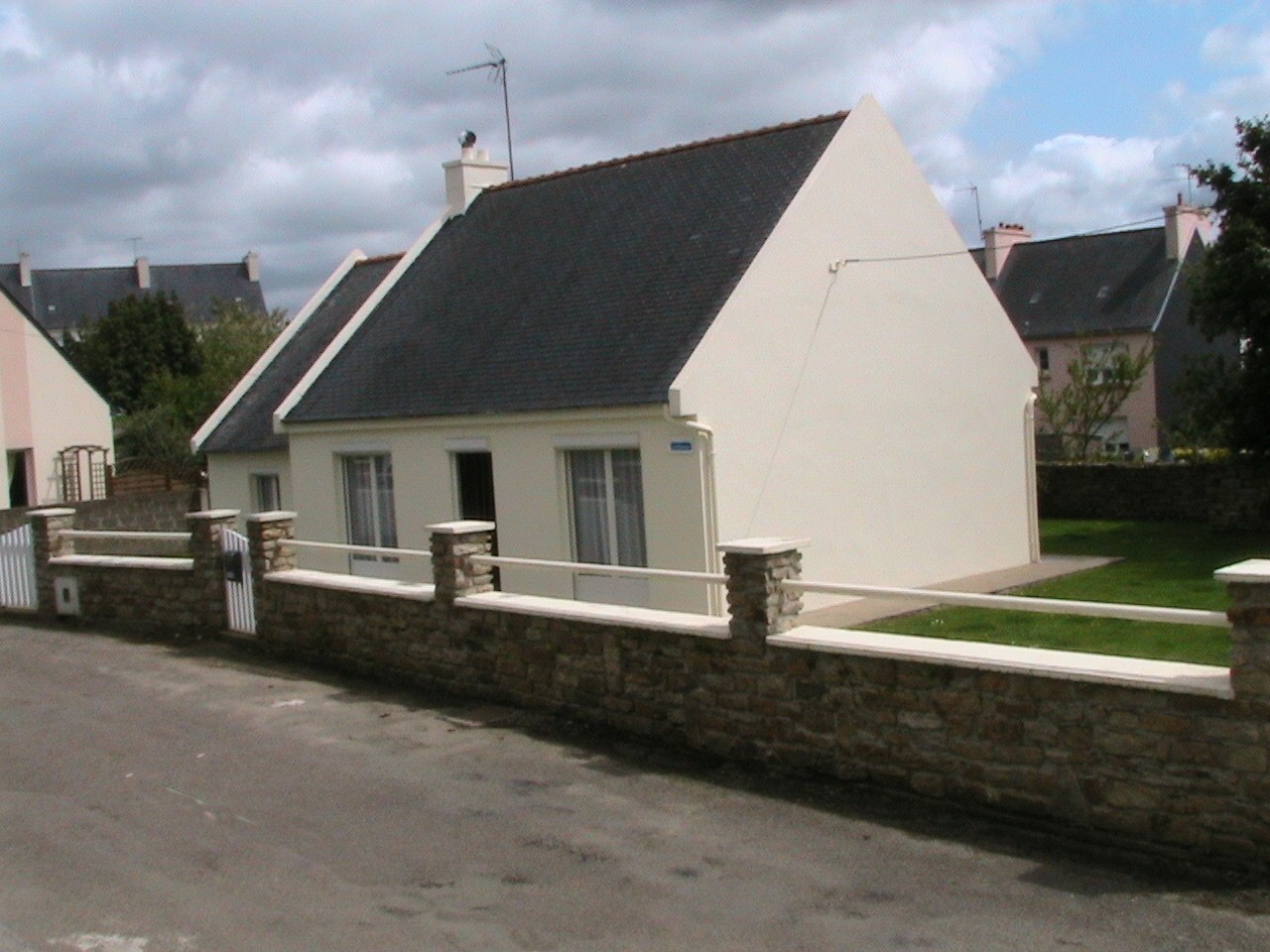 La façade côté rue (peu passante)