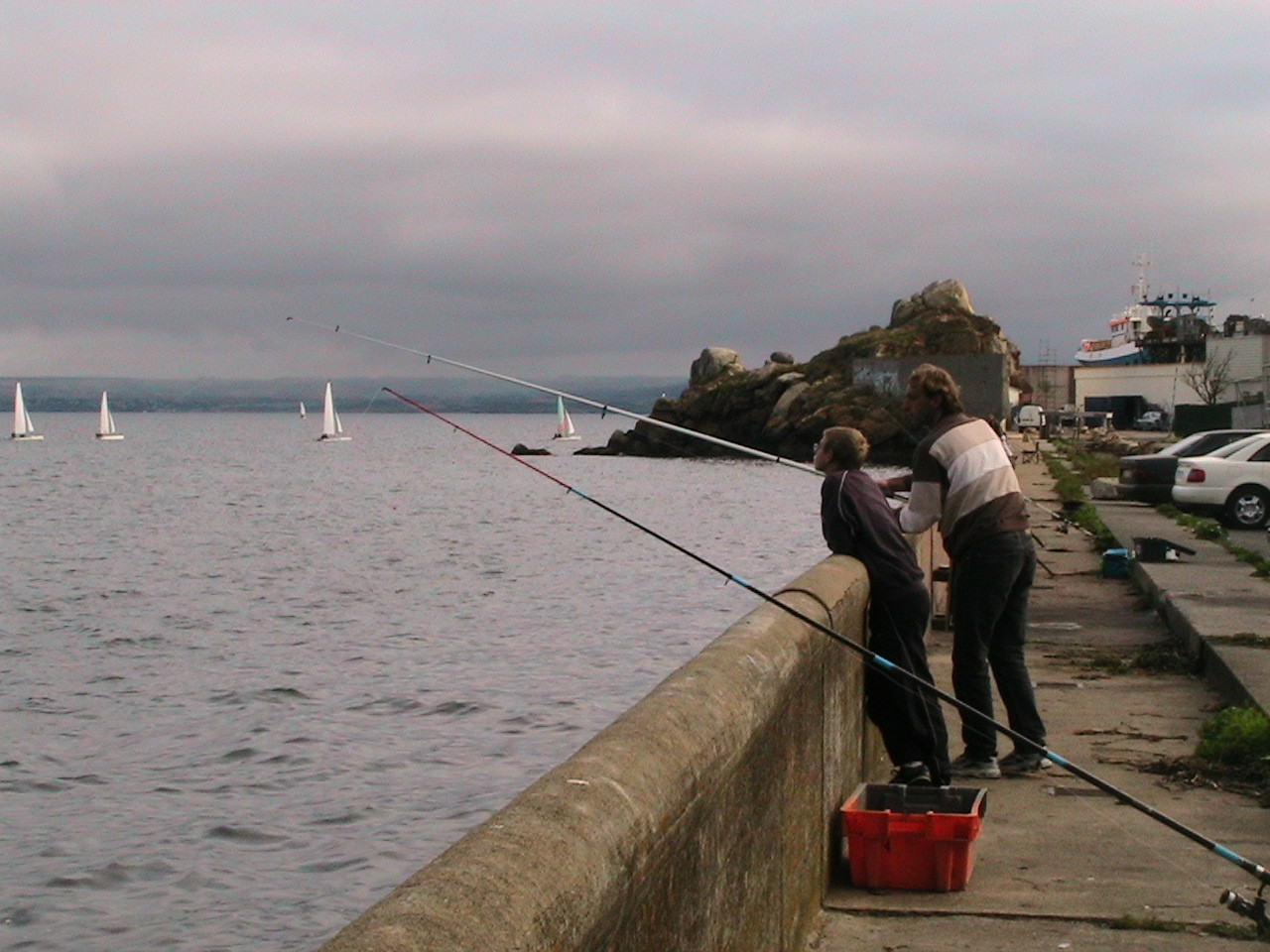 Pêcheurs devant le rocher du Flimiou