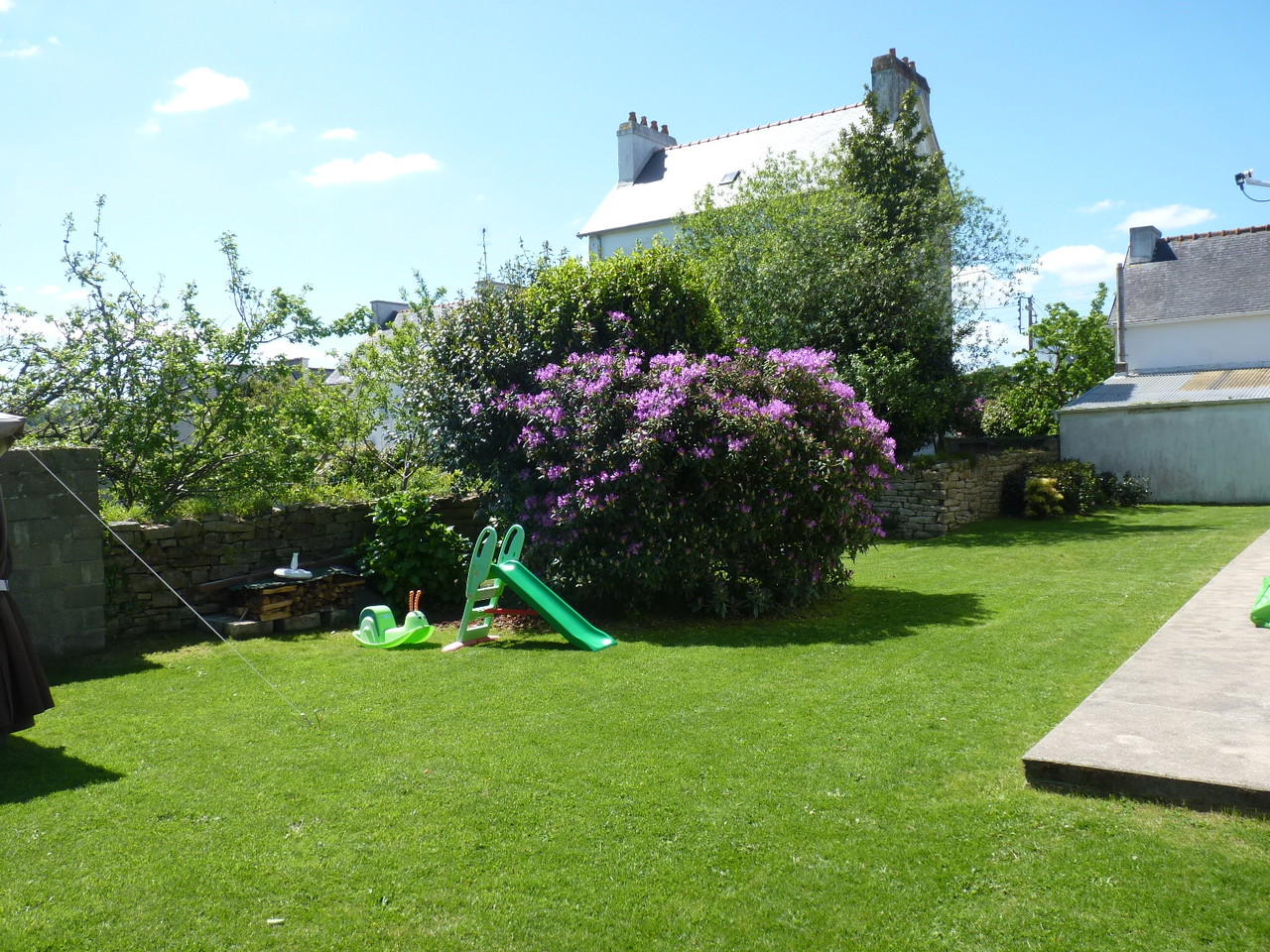 Jardin en pelouse autour de la maison (environ 400 m²)