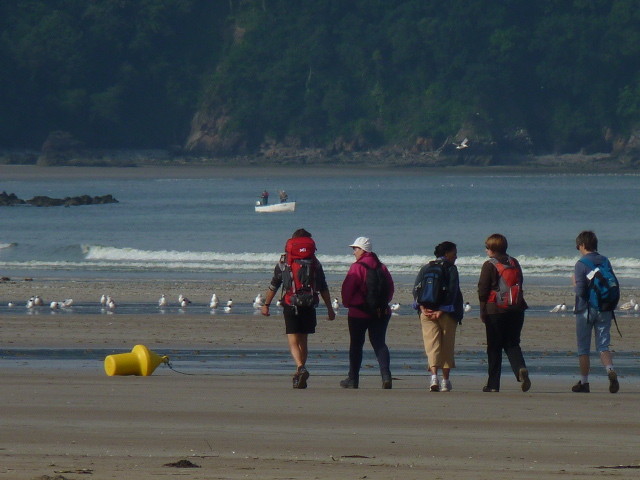 Marcheurs sur la plage du Ris