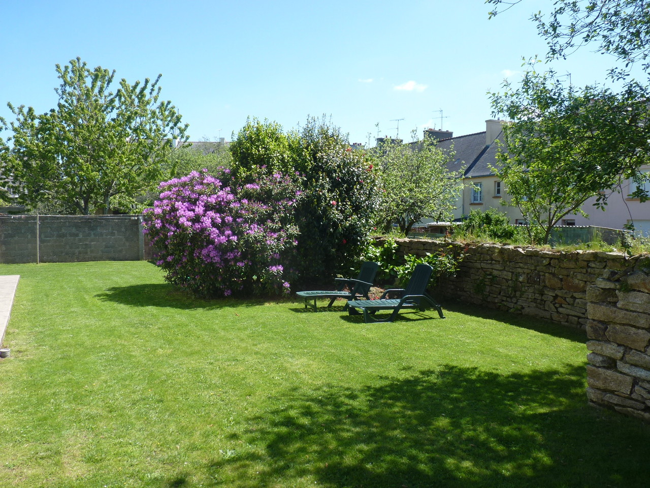 Jardin en pelouse autour de la maison (environ 400 m²)