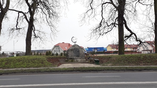 Der Stein "Der 15 Längegrad" an der Auslaufstraße nach Stettin/Kamien "15. Poludnik" przy drodze wylotowej do Szczecina 22.02.2020