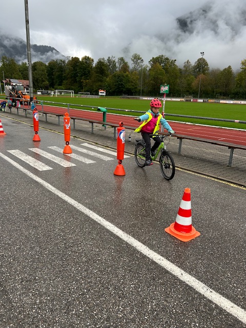 Fahrrad fahren in der Verkehrsschule