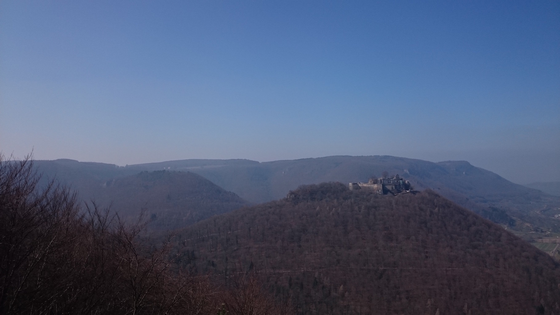 Blick vom Hinteren Hanner Felsen auf die Ruine Hohen-Urach