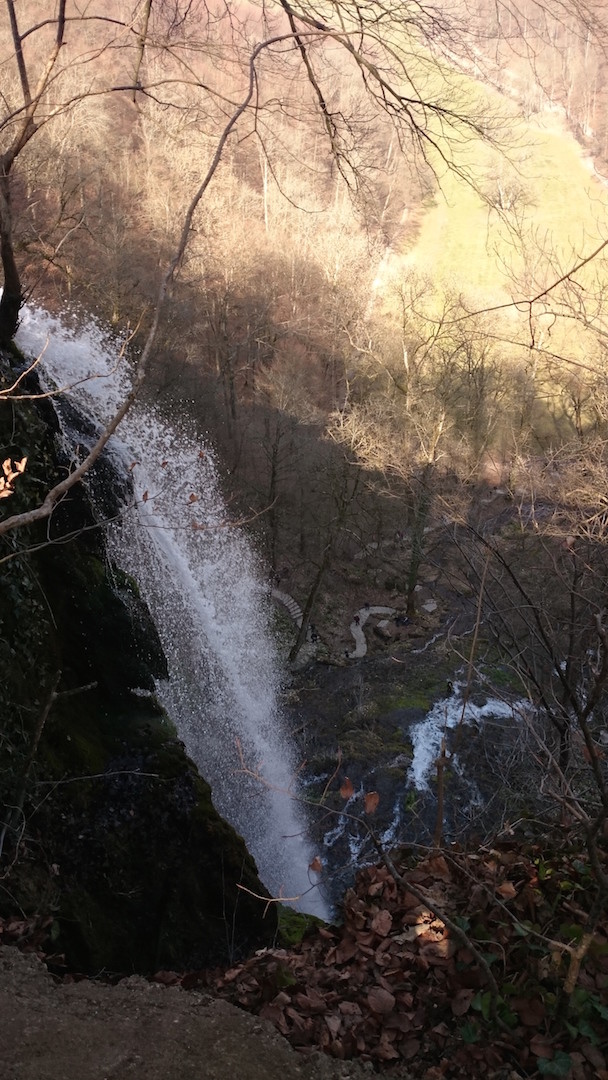 Der Uracher Wasserfall (seitlich)