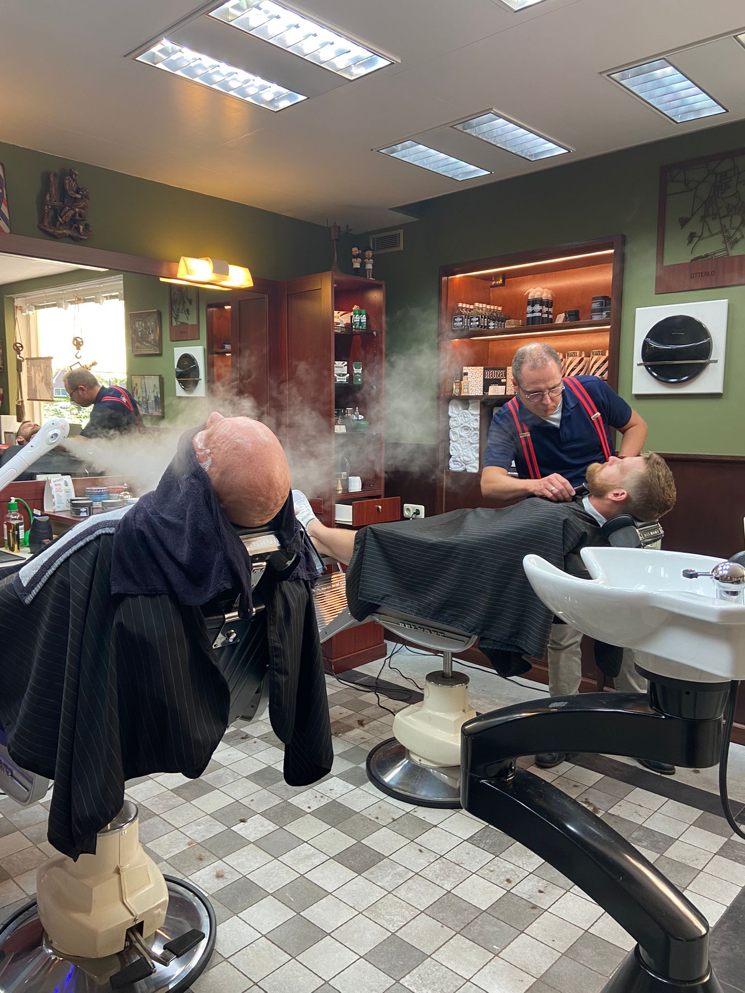 2 baardbehandelingen tegelijk in beide barber chairs