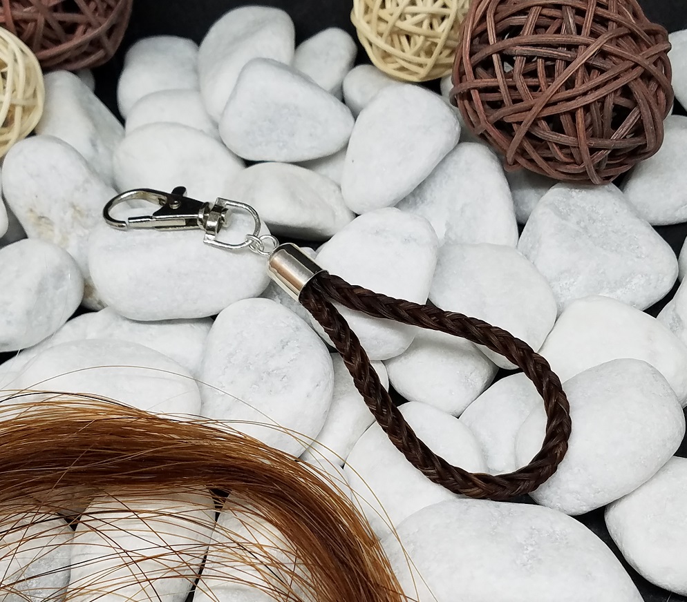 Schlüsselanhänger "Tropfen": Rund geflochtener Schlüsselanhänger aus dünneren hellbraunen Strängen, mit Endkappe aus 925er Silber - Preis: 40 Euro