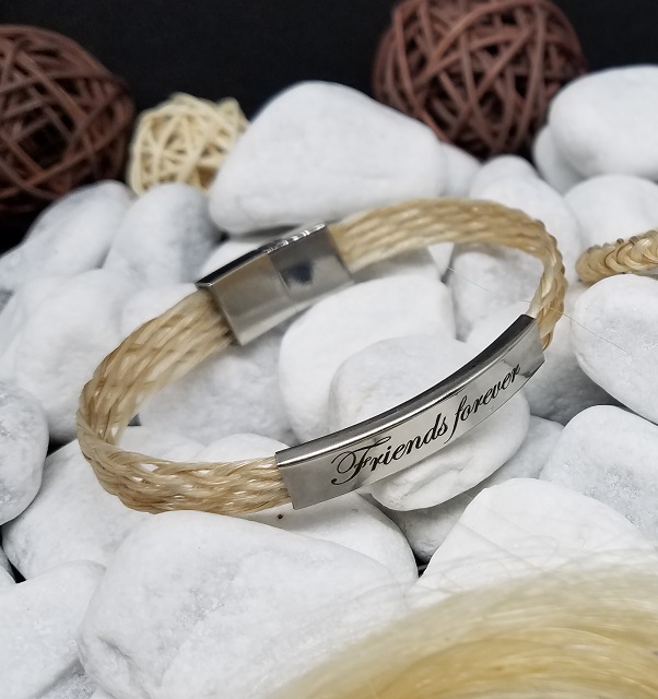 F8GE: Flach geflochtenes Armband aus 8 dünnen Strängen mit rechteckiger flacher Edelstahlhülse mit Gravur, mit flachem Edelstahl-Schiebeverschluss - Preis: 69 Euro