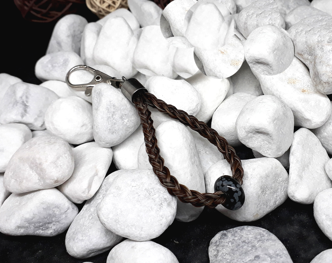 Rund geflochtener Schlüsselanhänger aus 6 braun mellierten Strängen, mit einem Edelstein "Schneeflocken Obsidian" und Endkappe aus Edelstahl - Preis: 35 Euro
