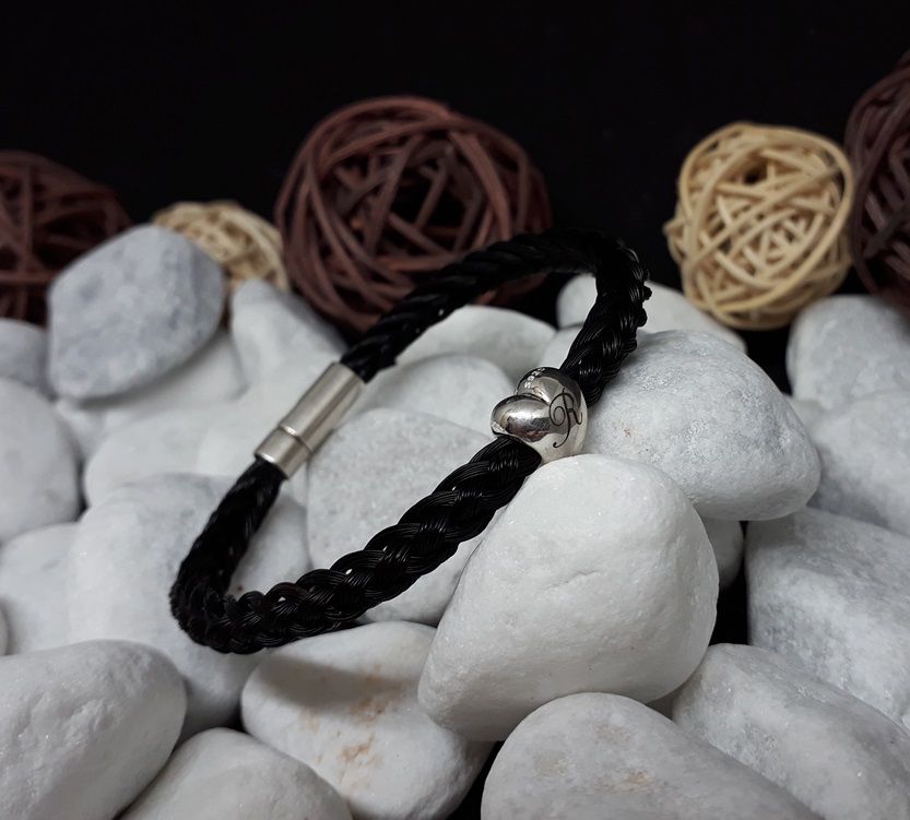 Herzperle mit graviertem Buchstabe im eigenen Pferdehaar Armband