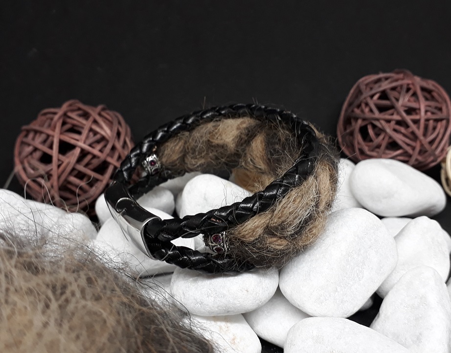 Armband "Milo" aus einem gefilzten mehrfarbigen Zopf aus Tierhaar, eingefasst zwischen zwei schwarzen geflochtenen Lederkordeln, mit antik Perlen aus Metall mit lila Strass-Steinchen und Edelstahl-Magnet-Schiebeverschluss, Ansicht Seite