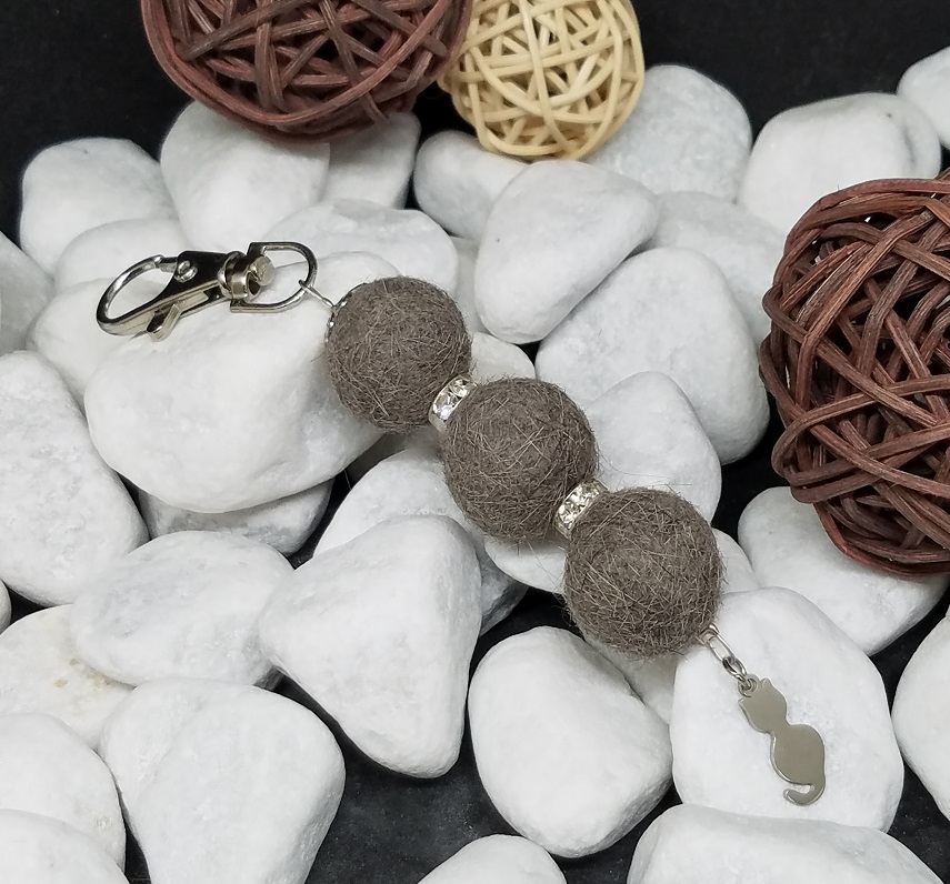 Anhänger "Kugeln" mit drei gleich großen gefilzten Kugeln aus Tierhaar, weißen Glitzer-Rondellen und einem kleinen Anhänger "Katze sitzend" aus Edelstahl - Preis: 29 Euro - hier ist gegen Aufpreis eine Gravur möglich!