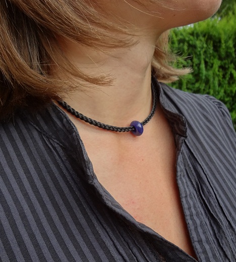 Rund geflochtenes Collier aus 6 schwarzen Strängen mit einem Edelstein "Blauer Aventurin", mit 925er Silber-Karabinerverschluss - Preis: 69 Euro