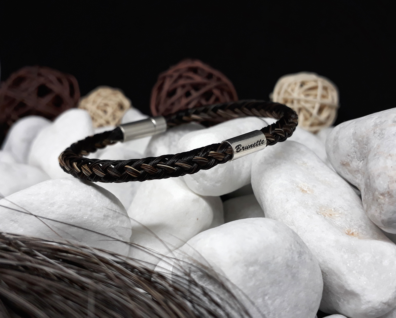 R8GS: Rund geflochtenes Armband aus 8 braun mellierten Strängen mit dickerem 925er Silberröhrchen mit Gravur, mit 925er Silber-Druckverschluss (nicht mehr vorrätig) - Preis: 89 Euro