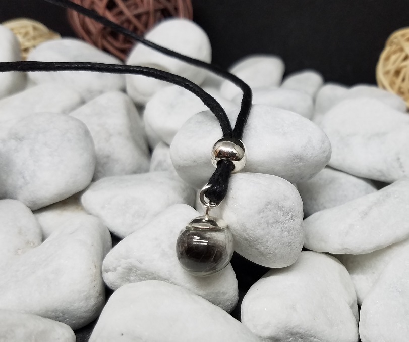 Mini-Glaskugel von 12 mm Größe, mit einer Endkappe aus 925er Silber und einer aufgezogenen Perle aus 925er Silber, auf einer schwarzen Hanfschnur zum Knoten - Preis: 34 Euro