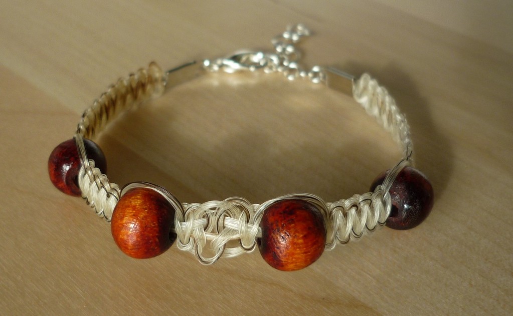 Armband "Traumfänger" mit rötlich-braunen Holzperlen