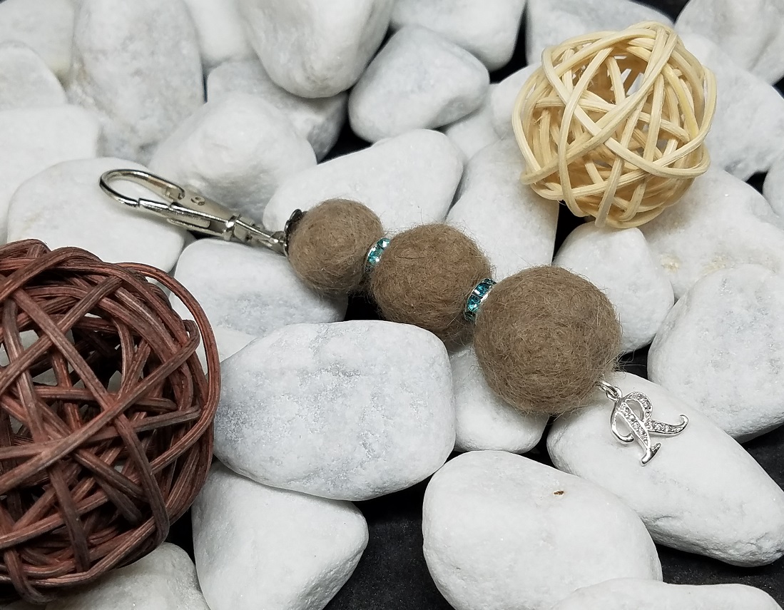 Anhänger "Kugeln" mit drei größer werdenden gefilzten Kugeln aus Tierhaar, hellblauen Glitzer-Rondellen und einem kleinen Anhänger "Buchstabe" aus 925er Silber mit Zirkonia Steinen - Preis: 39 Euro