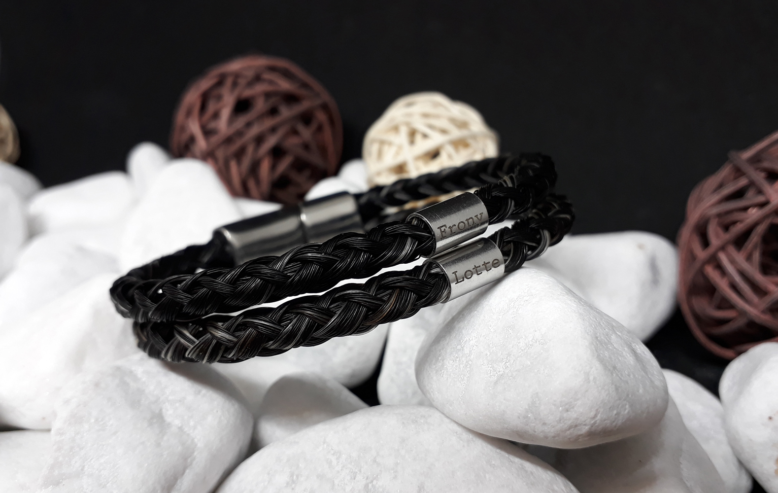 Doppelt rund geflochtenes Armband aus 6 dicken Strängen mit je zwei Edelstahl Hülsen (dick) mit Gravur, mit Edelstahl-Magnet-Schiebeverschluss - Preis: 99 Euro