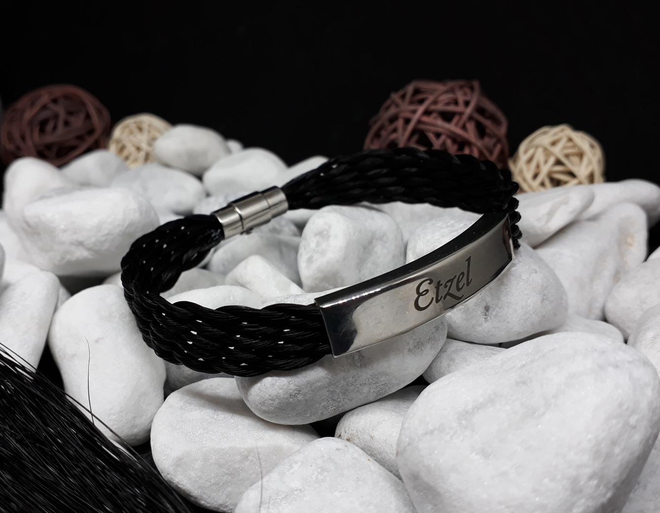 F10GE: Flach geflochtenes Armband aus 10 dickeren Strängen mit rechteckiger flacher Edelstahlhülse mit Gravur, mit Edelstahl-Bajonettverschluss - Preis: 79 Euro