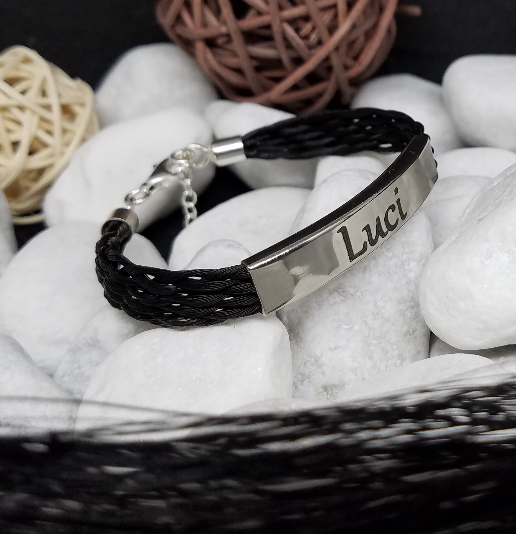 F10GE: Flach geflochtenes Armband aus 10 Strängen mit rechteckiger flacher Edelstahlhülse mit Gravur, mit 925er Silber-Karabinerverschluss - Preis: 89 Euro