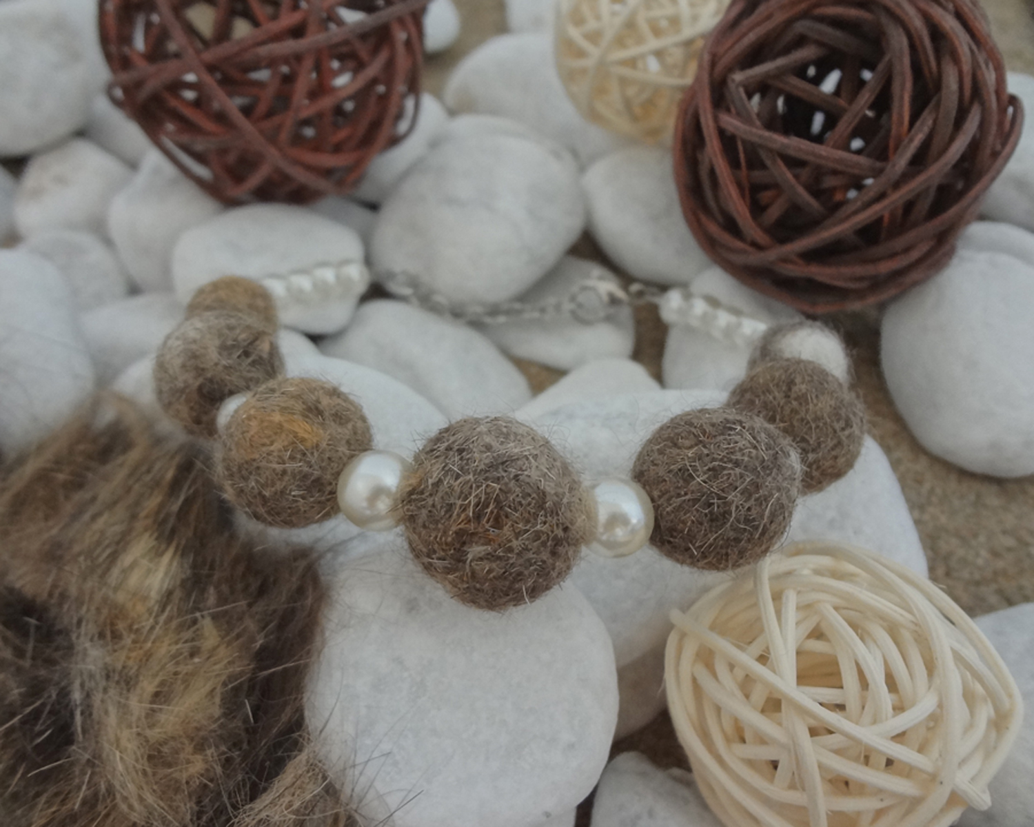 Armband "Luna": Gefilzte Haarkugeln mit crémefarbenen Kunstperlen und Edelstahl-Karabinerverschluss - Preis: 39 Euro