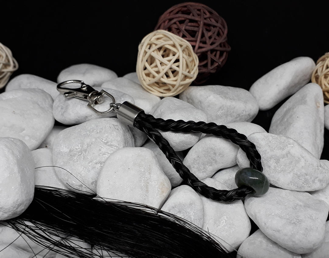 Schlüsselanhänger "Tropfen": Aus schwarzen Strängen geflochten mit einzelnen weißen Haaren, mit einem Edelstein "Moosachat" und Endkappe aus Edelstahl - Preis: 33 Euro