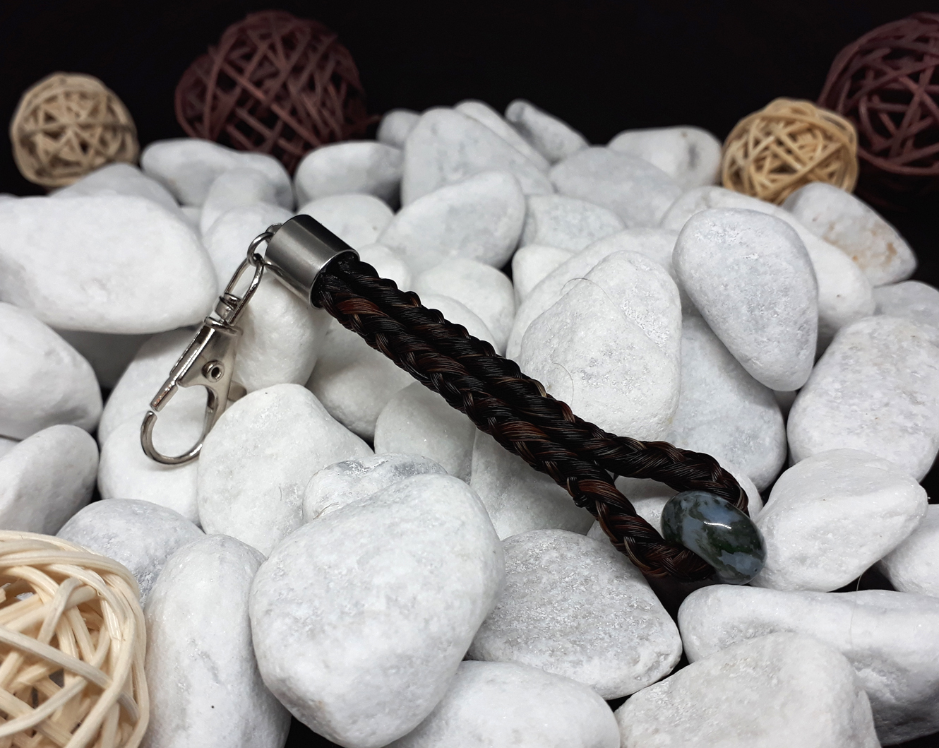Schlüsselanhänger in Stabform, viereckig geflochten mit braunem Pferdehaar, mit Edelstein "Moosachat", mit Endkappe aus Edelstahl - Preis: 37 Euro